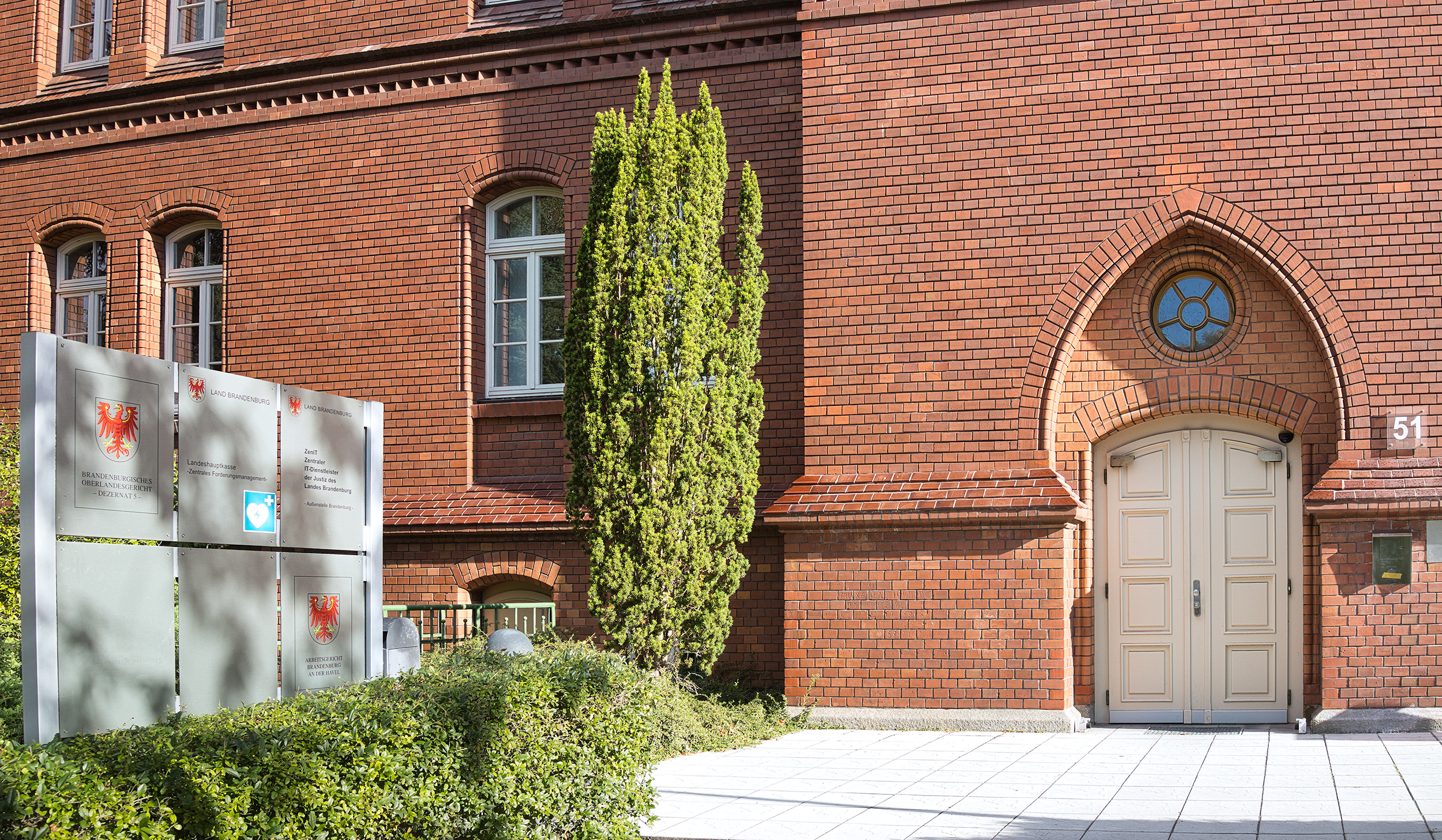 Bild: Eingangsbereich zum Arbeitsgericht Brandenburg an der Havel