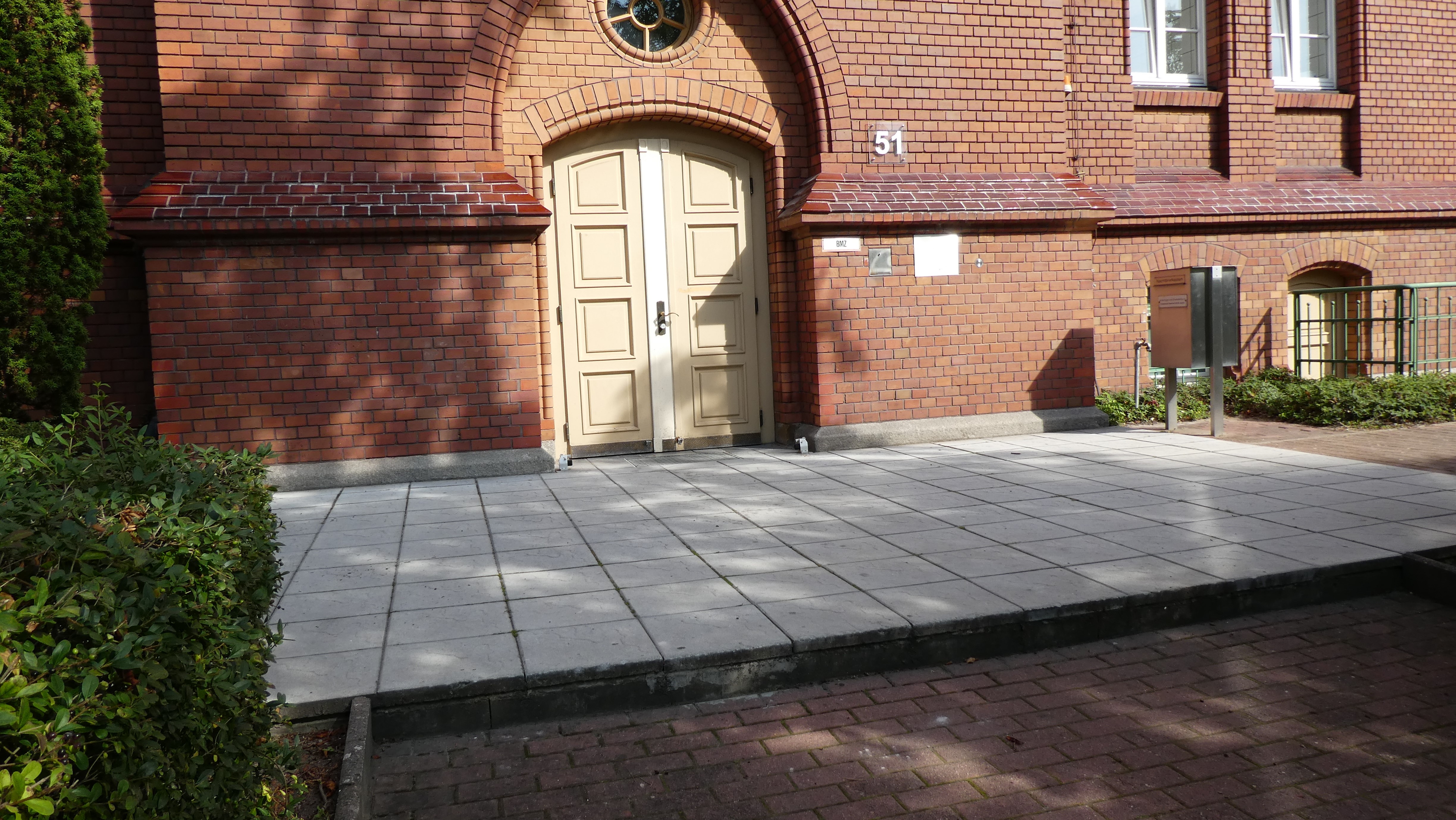 Bild: Eingangsbereich des Gebäudes des Arbeitsgerichts Brandenburg an der Havel