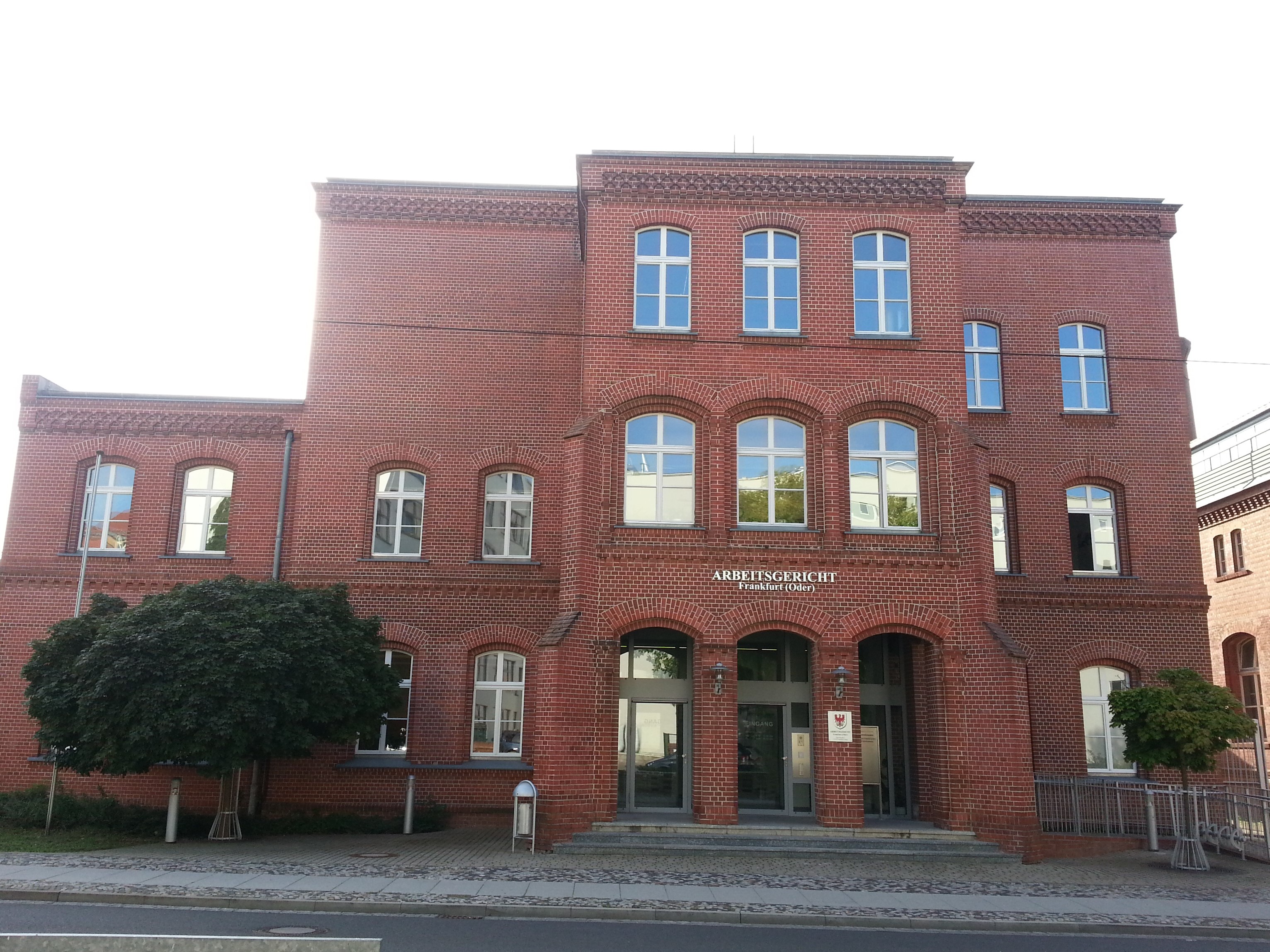 Bild: Frontansicht mit Eingang zum Arbeitsgericht Frankfurt Oder